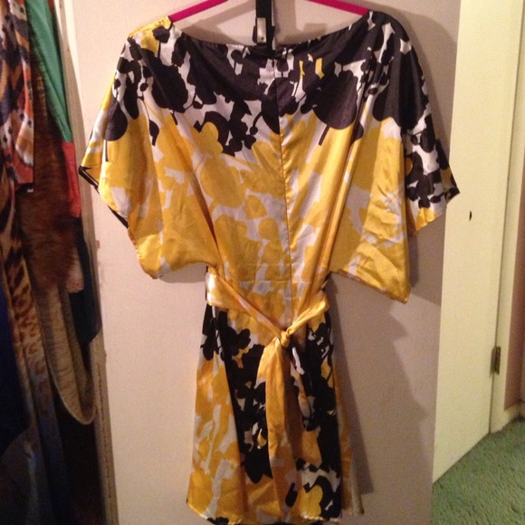 Yellow and black bcbg dress - Picture 2 of 4