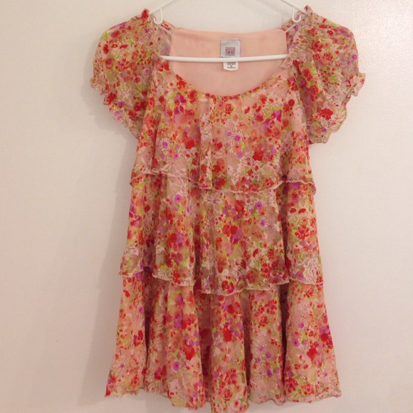 QT Maternity lace flowered ruffle top w/peach line