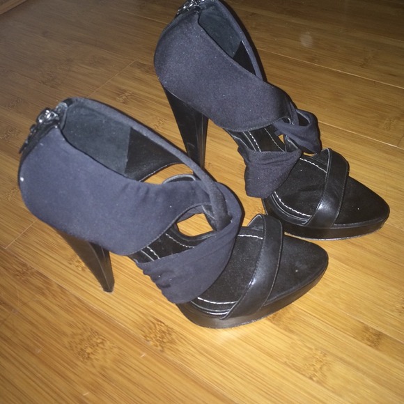 report signature heels