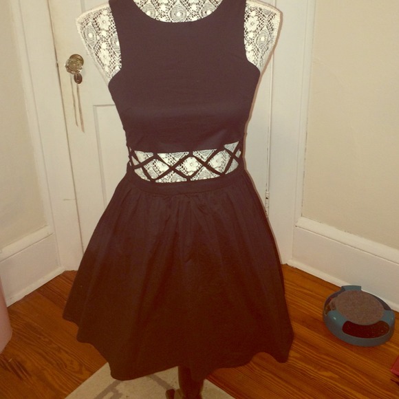 FOREVER 21 NWOT BLACK CUTOUT DRESS SIZE SMALL