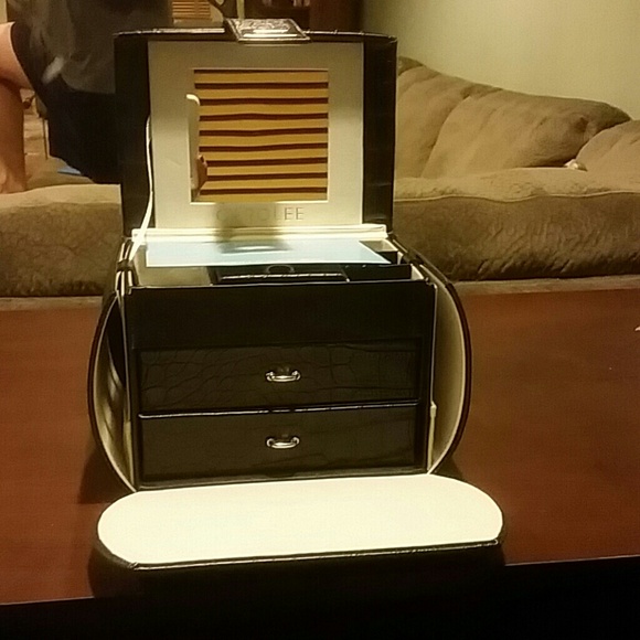 Luxurious Jewlery Box - Picture 2 of 4