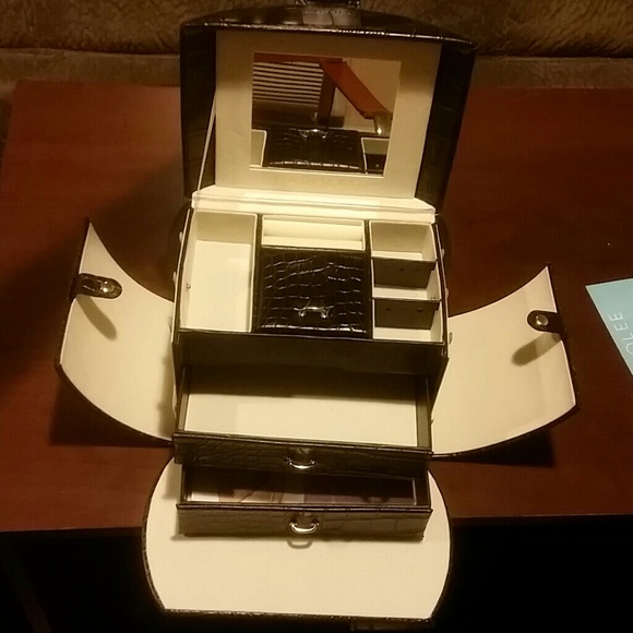 Luxurious Jewlery Box - Picture 3 of 4