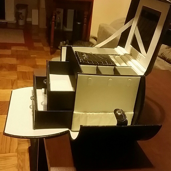 Luxurious Jewlery Box - Picture 4 of 4