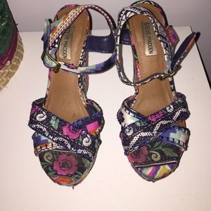 Steve Madden size 8 pattern wedges