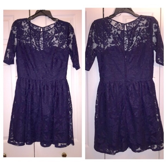 SOLD-Navy lace dress - Picture 3 of 3