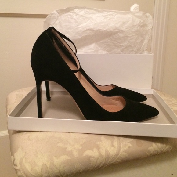 SOLD ADDITIONAL PICTURES •Manolo Blahnik bb pump