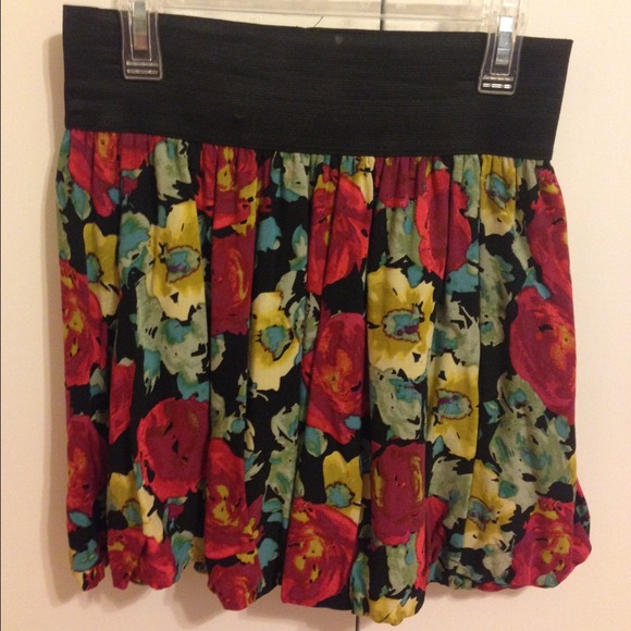 🌟MUST GO🌟 Floral mini skirt 💖 - Picture 1 of 1
