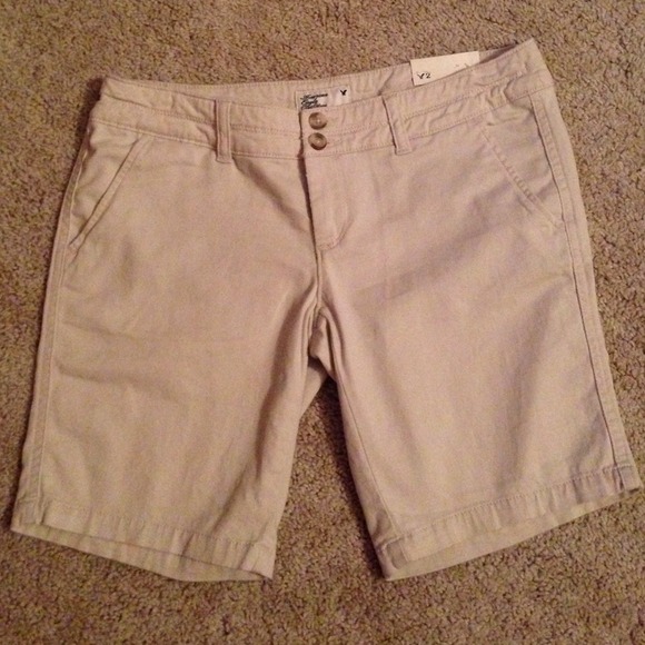 American eagle khaki shorts
