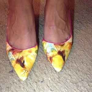 Floral pumps with burgundy lined