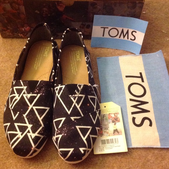 TOMS classics size 8