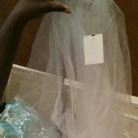 Brand new wedding dress - Picture 3 of 4