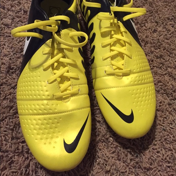 Men's soccer cleats
