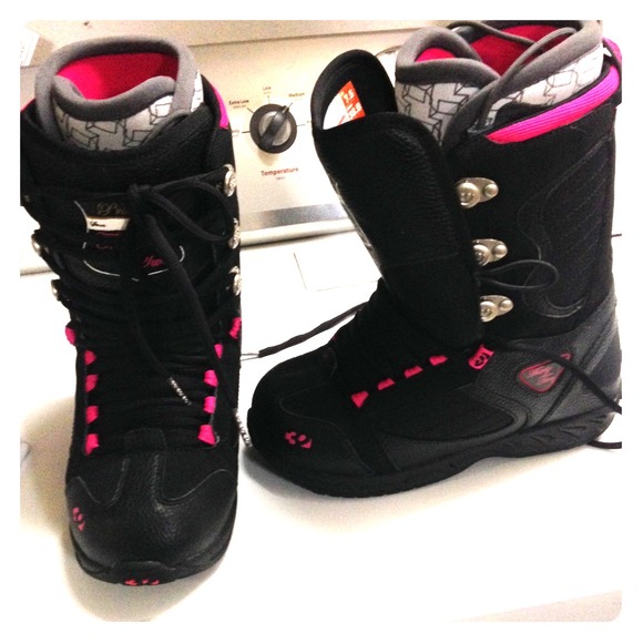 ❌❌SOLD❌❌Snowboard boots size 7.5
