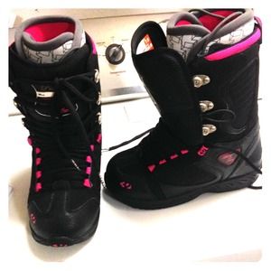 ❌❌SOLD❌❌Snowboard boots size 7.5