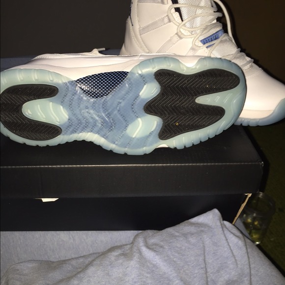 Sold ! Sold! Sold! Jordan  11 white/ Legend Blue - Picture 2 of 4