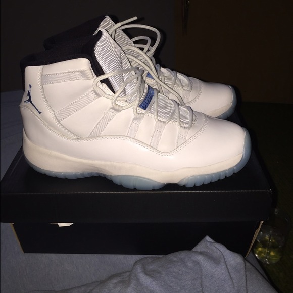 Sold ! Sold! Sold! Jordan  11 white/ Legend Blue - Picture 4 of 4