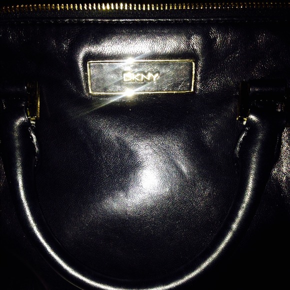 DKNY black handbag with gold hardware😍 - Picture 4 of 4