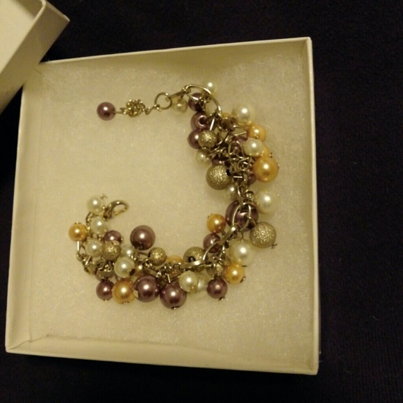 🍁Multi-toned Faux Pearl Bracelet🍁 - Picture 2 of 3