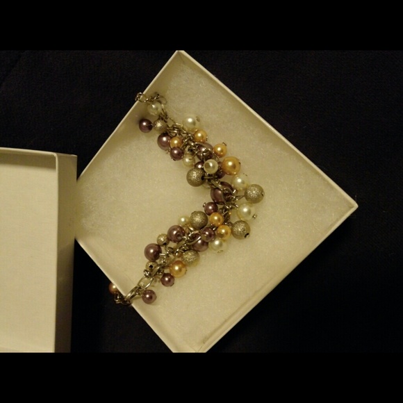 🍁Multi-toned Faux Pearl Bracelet🍁 - Picture 3 of 3