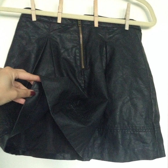 Faux leather blk flare skirt - Picture 2 of 2