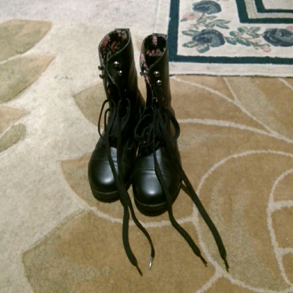 👢👢Rue 21 women's lace up black boots👢👢