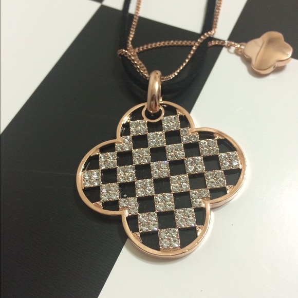 Gold plated necklace with cubical zirconia