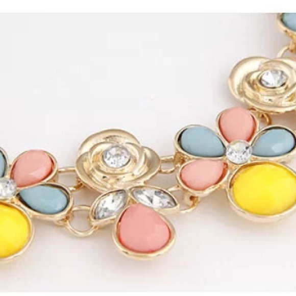 Lovely pastel flower necklace - Picture 2 of 4