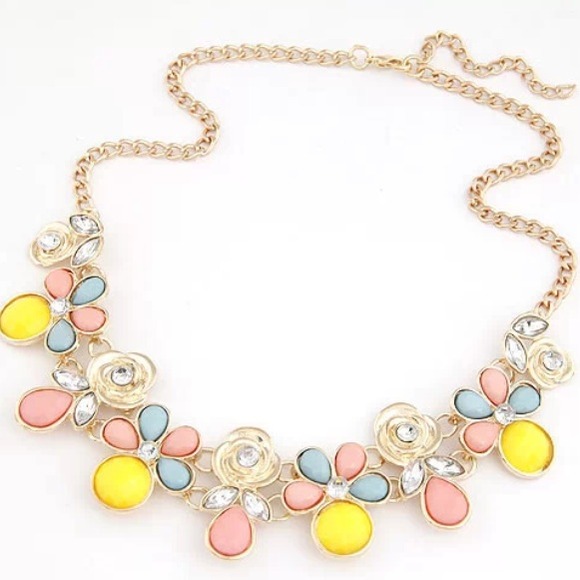 Lovely pastel flower necklace - Picture 3 of 4