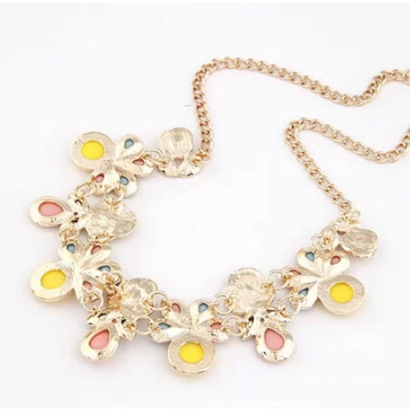 Lovely pastel flower necklace - Picture 4 of 4
