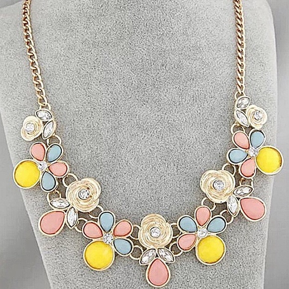Jewelry - Lovely pastel flower necklace