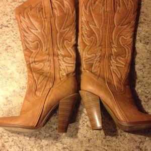 Light brown cowboy boots size 8