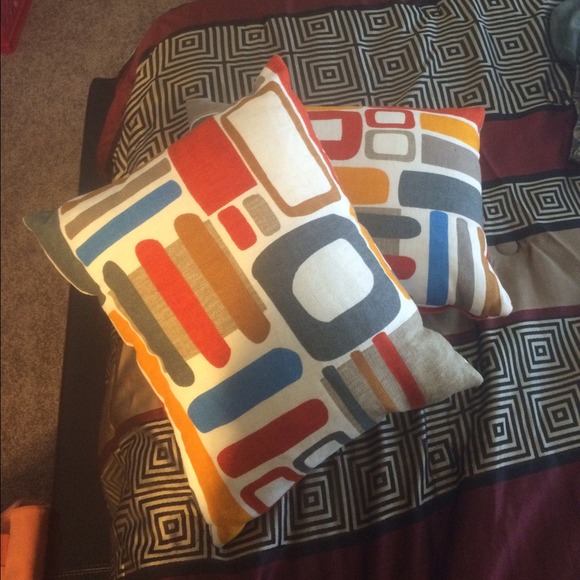 2 Decor Pillows.