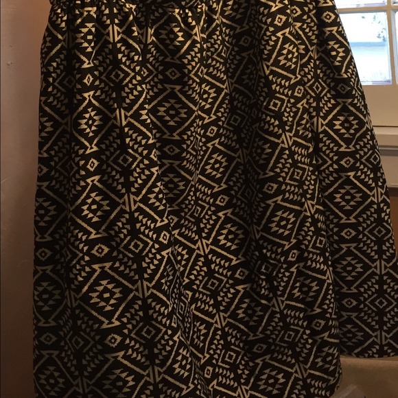 Beautiful patterned dress - Picture 2 of 4