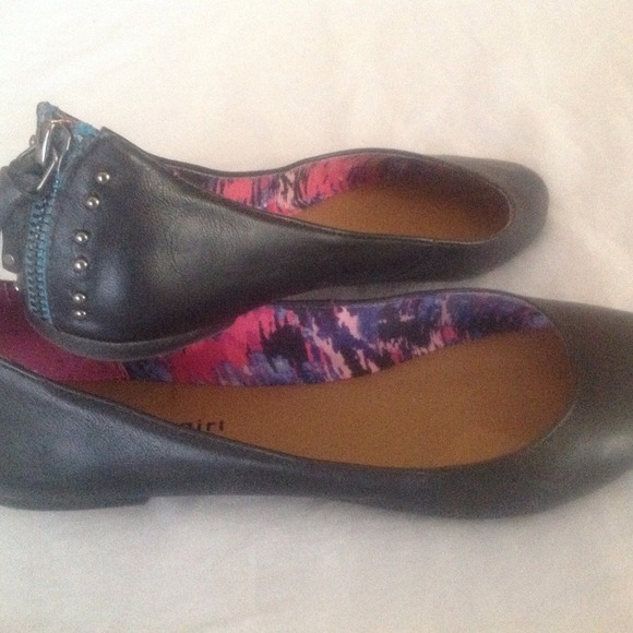 Black ballet flats
