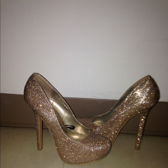🎉HP🎉 Gold shimmer pumps - Picture 2 of 4