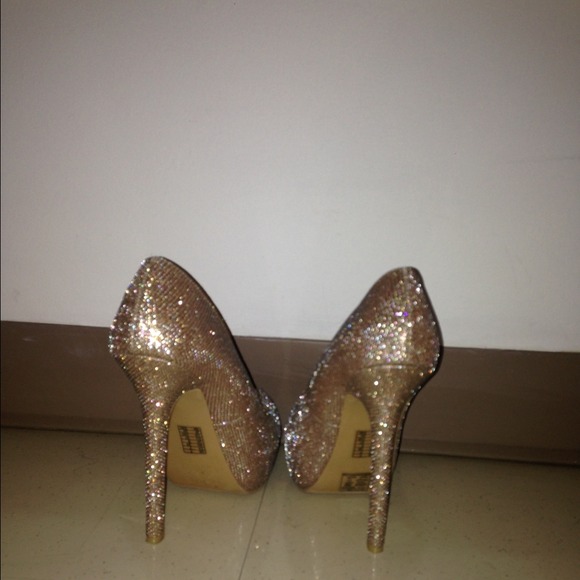 🎉HP🎉 Gold shimmer pumps - Picture 3 of 4