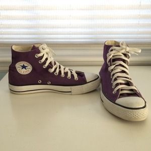 "Chuck Taylor Classic" Purple high top converse