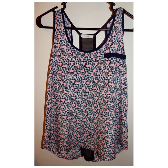 ❌Sold❌🎀Lush Blouse with back detail🎀