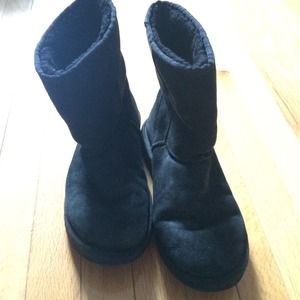 Short black Uggs