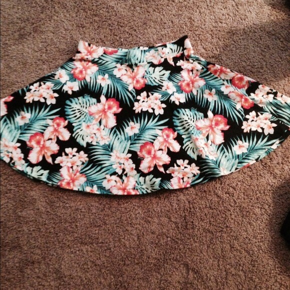 🎉Host Pick🎉 PINK Victoria Secret skirt🎉 - Picture 3 of 4