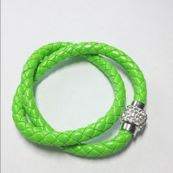 Jewelry - Bright green double wrap bracelet
