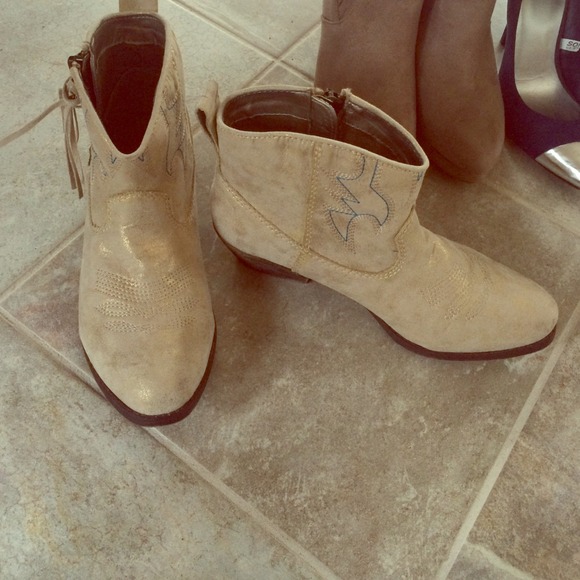 🌀REDUCED🌀Big Buddha shimmery tan western booties