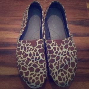 Custom women's  giraffe print TOMS size 8.5
