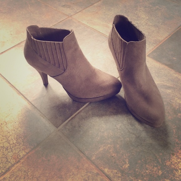 ⭐️⭐️REDUCED⭐️⭐️Taupe booties
