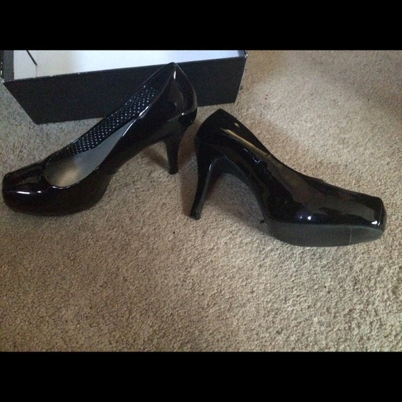 Shiny black low heel