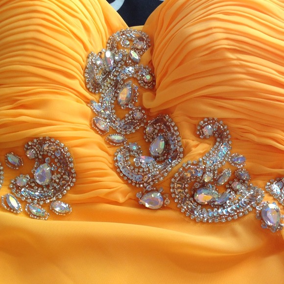 Prom Dress size 18. Mango color - Picture 2 of 3