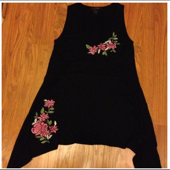 Adorable super sexy top, High low Rose embroidery