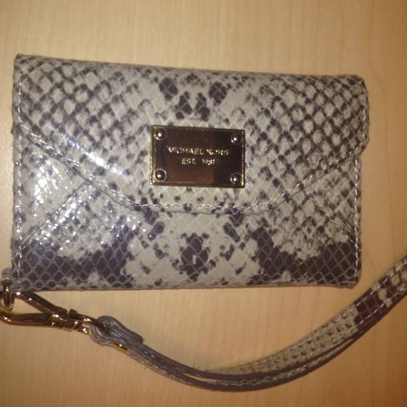Michael kors phone clutch