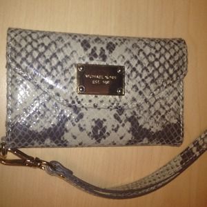 Michael kors phone clutch