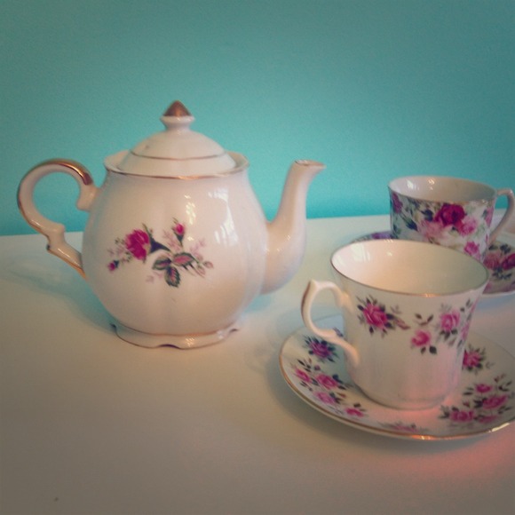 Tea set, one teapot, two teacups